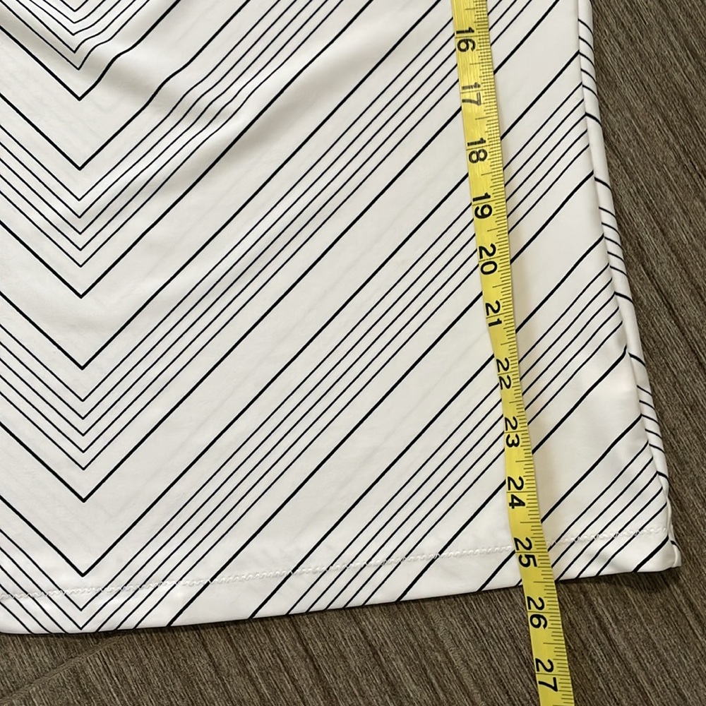 Athleta Rash-Guard Black/White Chevron Stripe Sleeveless Swim Top L EUC - Picture 11 of 11
